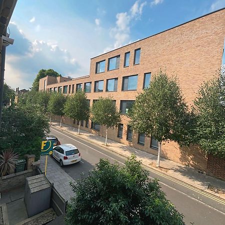Double Bedroom In Clapham Лондон Экстерьер фото