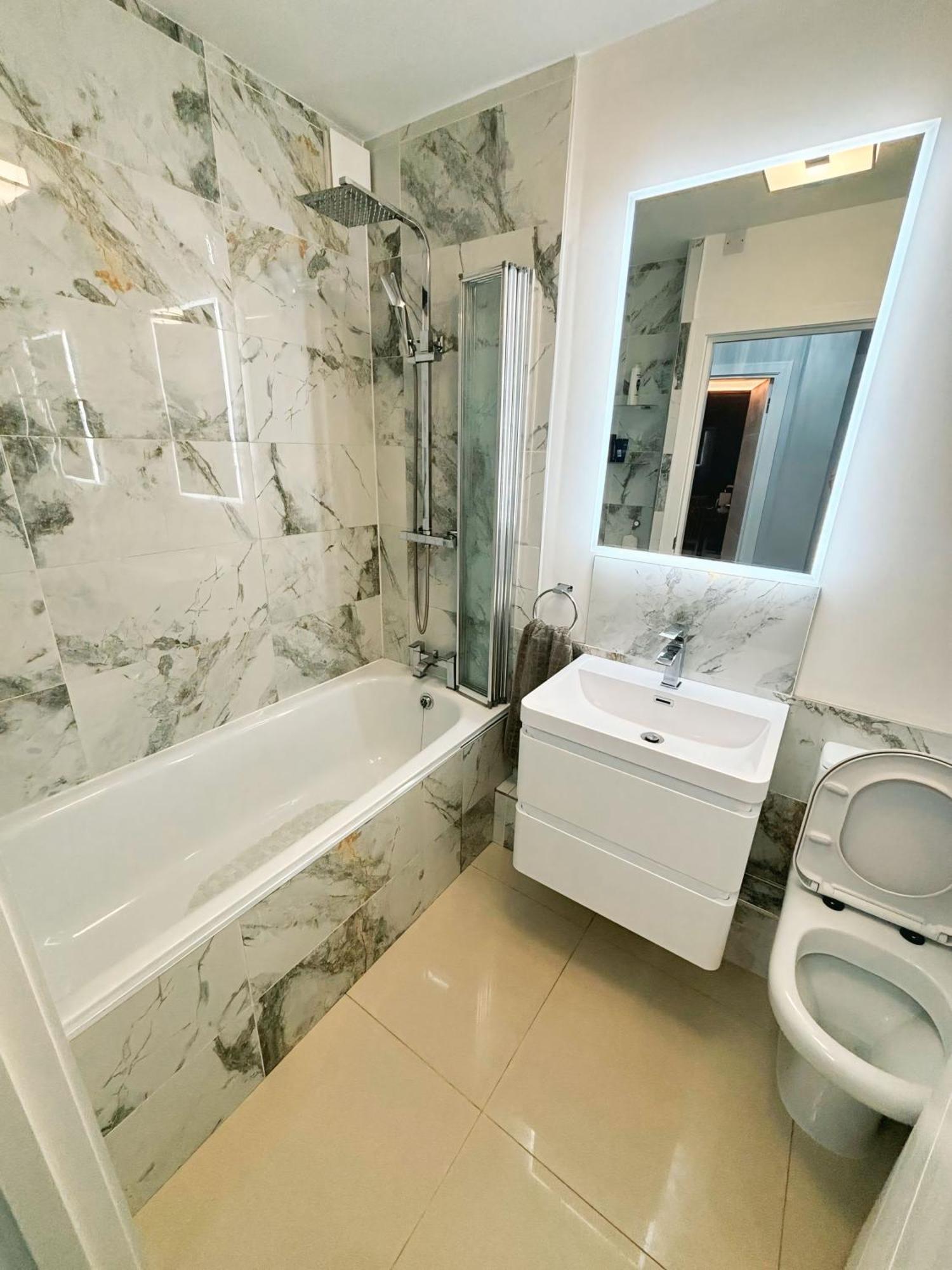 Double Bedroom In Clapham Лондон Экстерьер фото